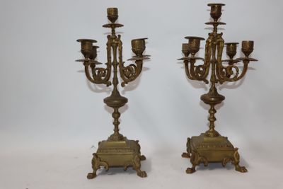 paire de candélabres anciens en laiton avec bougeoirs sur pied