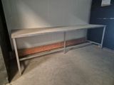 un banc en bois au milieu d'une pièce