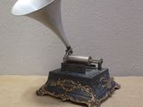 un gramophone argenté et noir posé sur une table