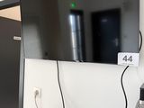 une télévision à écran plat fixée au mur dans la pièce