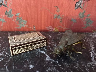 Lot comprenant un cendrier en metal en forme d'insecte, repr… - Photo 1