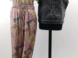deux mannequins sont placés l'un à côté de l'autre sur un présentoir à mannequins
