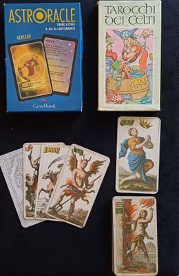 plusieurs cartes et une boîte de cartes posées sur une table