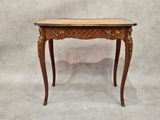 une table en bois avec un plateau en marbre sur fond blanc