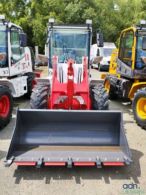 de nombreux types de tracteurs différents garés sur un parking