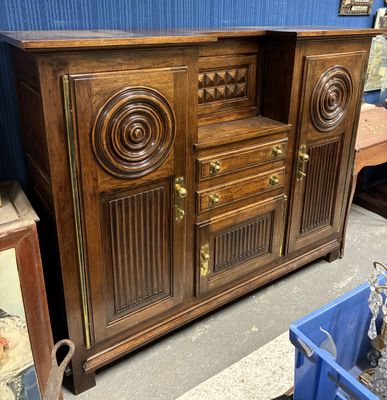 une armoire en bois qui comporte de nombreux tiroirs à l'intérieur