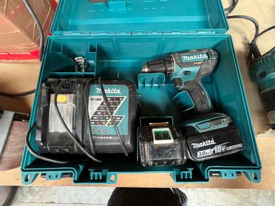 une boîte à outils bleue contenant deux outils
