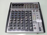 un gros plan d'une console de mixage comportant de nombreux boutons