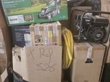 une pile de boîtes empilées les unes sur les autres