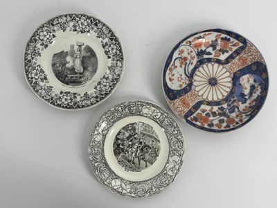 trois assiettes à motifs différents sur une surface blanche