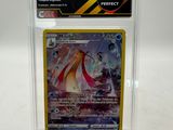 gros plan d'une carte pokemon dans un étui en plastique