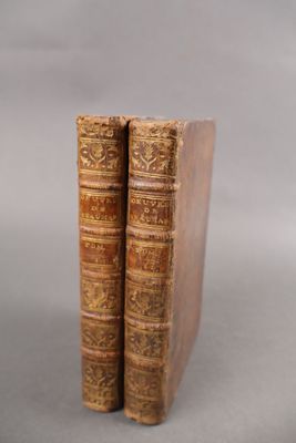 deux vieux livres posés l'un sur l'autre sur une table