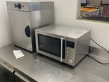 deux micro-ondes posés sur un plan de travail dans une cuisine