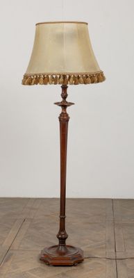 une image représentant une lampe posée sur une table en bois