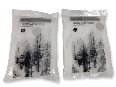 deux sachets de désodorisant jetable posés sur une surface blanche
