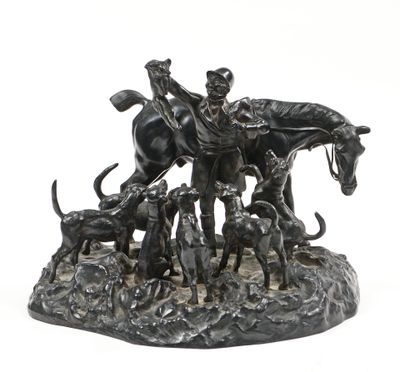 une statue représentant un homme à cheval accompagné d'une meute de chiens