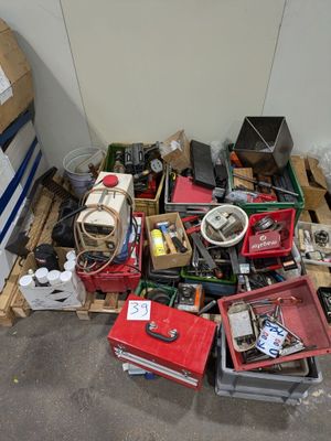 Lot contenu de deux palettes comprenant : - Photo 1