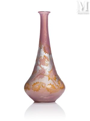 un vase rose sur lequel est représentée une femme