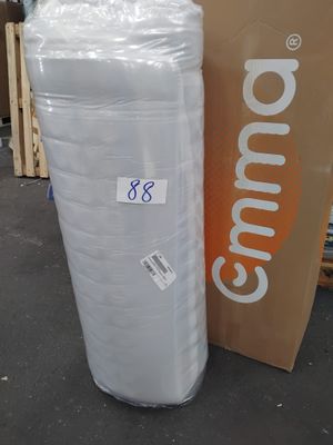 un grand rouleau de tissu blanc à côté d'une boîte en carton