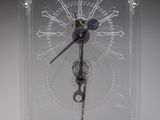 une horloge en verre avec un cadran à l'intérieur