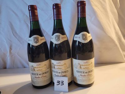 Trois bouteilles de vin sont posées sur une table, accompagnées d'une étiquette de prix