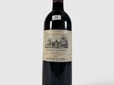 une bouteille de vin posée sur une table