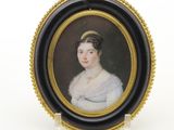 un portrait miniature ovale représentant une femme en robe blanche