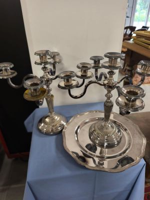 chandelier plaqué argent avec six bougies sur une nappe bleue