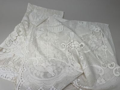 tissu en dentelle blanche orné de fleurs et de feuilles blanches sur fond gris