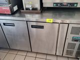 de nombreux appareils qui traînent sur le plan de travail de la cuisine