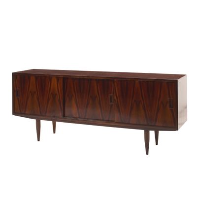 Le buffet est en bois et comporte deux tiroirs.