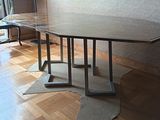 une table avec un plateau en verre dans une pièce