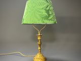 une image représentant une lampe surmontée d'un abat-jour vert