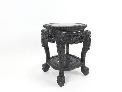 une image représentant une table noire avec un plateau en marbre sur fond blanc