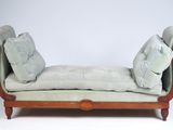 une photo d'une chaise longue avec des coussins dessus
