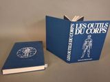 deux livres posés l'un à côté de l'autre sur une table