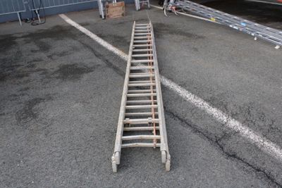 une échelle posée au milieu d'un parking
