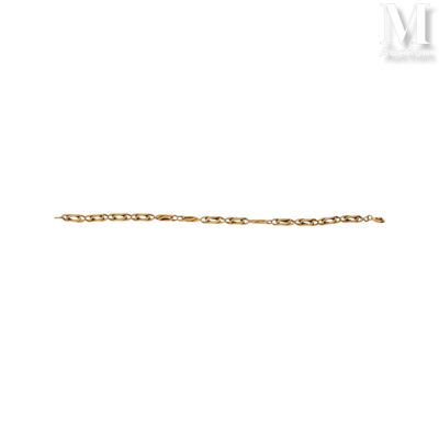 une image d'un bracelet en chaîne en or sur fond blanc