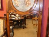 un miroir sur lequel est peinte une image, dans une pièce