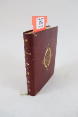 un livre à la couverture rouge posé sur une surface blanche