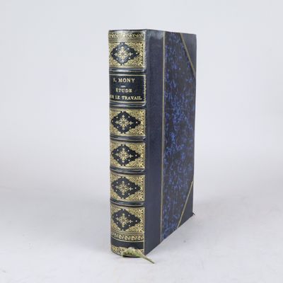 un livre bleu avec des bordures dorées et une couverture noire