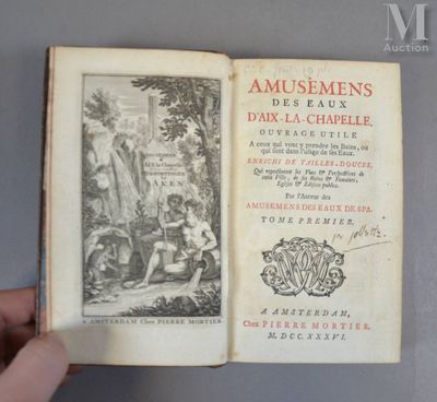 Quelqu'un tient un livre sur lequel figure l'image d'un homme et d'une femme.