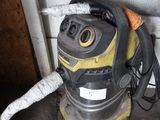 une photo montrant un plumeau et un souffleur dans un garage