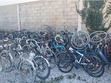 beaucoup de vélos garés les uns à côté des autres