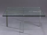 table basse rectangulaire en verre avec des pieds chromés