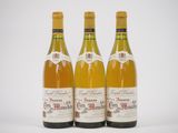 trois bouteilles de vin posées l'une à côté de l'autre sur une table