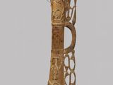 une image représentant un grand vase en bois orné de sculptures