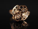gros plan d'une bague en or sur une surface noire