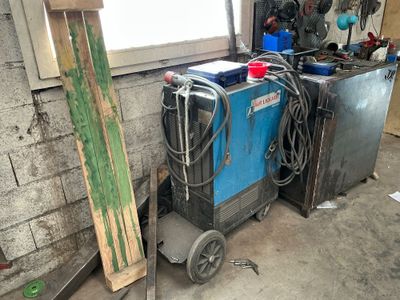 une machine bleue qui se trouve dans une pièce