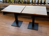 une table sur laquelle sont posées de nombreuses bouteilles de vin